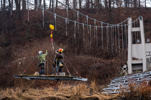 S-pomocjo-tovorne-zicnice-smo-obnovili-viseco-brv-cez-Soro