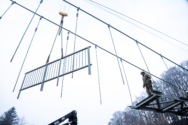 S-pomocjo-tovorne-zicnice-smo-obnovili-viseco-brv-cez-Soro