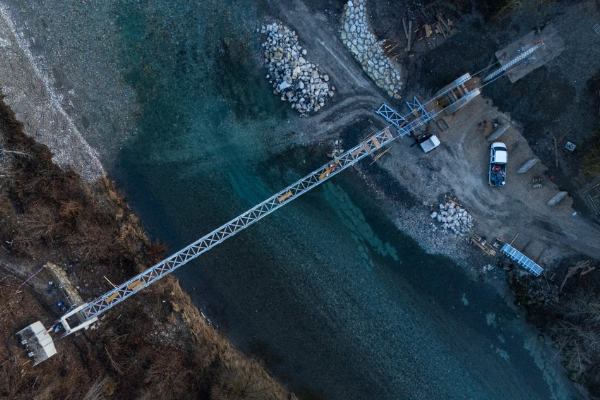 S-pomocjo-tovorne-zicnice-smo-obnovili-viseco-brv-cez-Soro