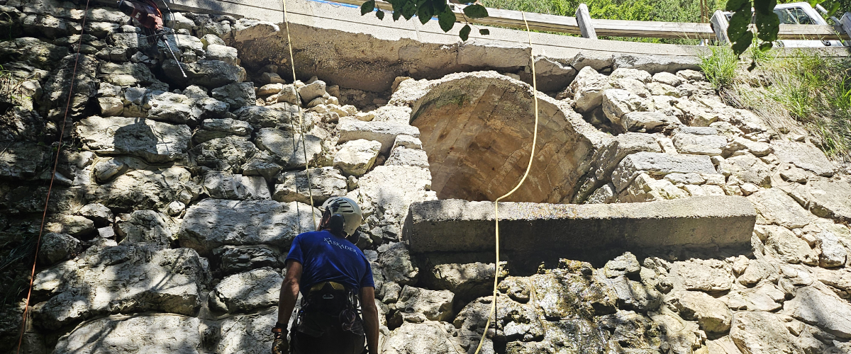 Sanacija-podpornega-zidu-na-cesti-proti-Predilu-z-alpinisticnim-pristopom