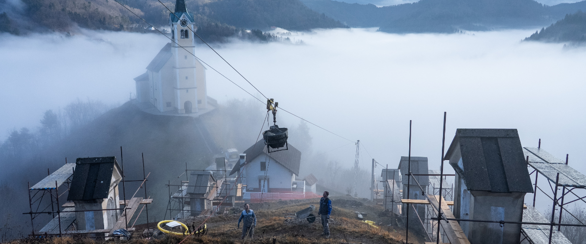 Obnova Kalvarije nad Idrijo s pomocjo tovorne zicnice
